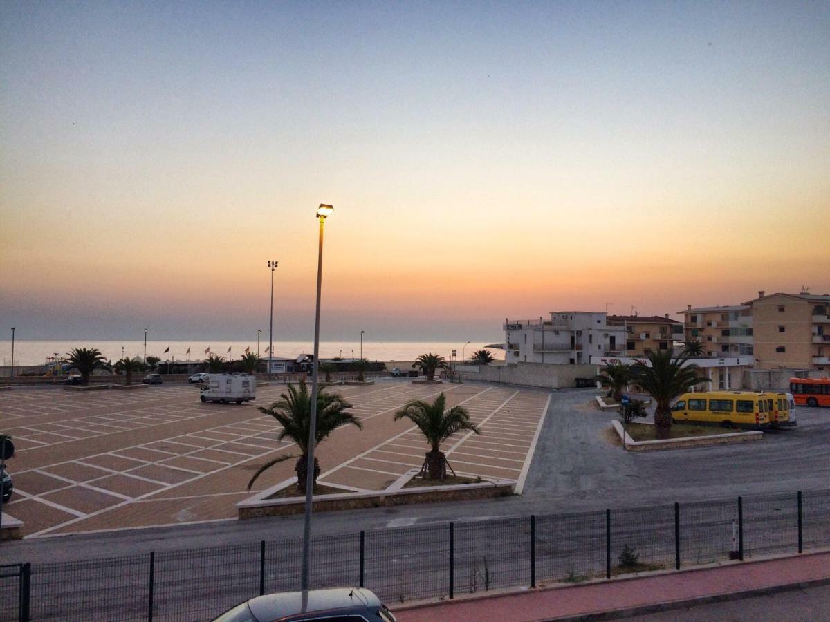 B&B Palazzo Manfredi Vieste, Fronte Mare Con Parcheggio Exteriör bild