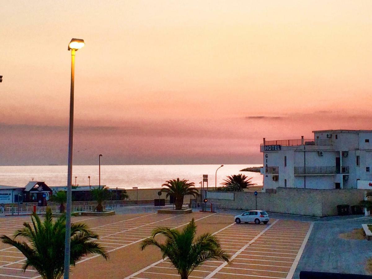 B&B Palazzo Manfredi Vieste, Fronte Mare Con Parcheggio Exteriör bild
